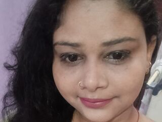 masturbating camgirl CurvySoniya