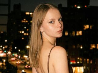 cam girl playing with vibrator SophiePeachy