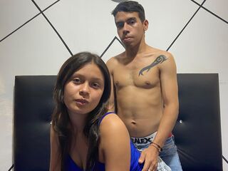 camcouple playing with sextoy EvelynAndRonny