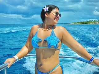 camgirl fingering shaved pussy CamilaSantanna