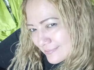 topless camgirl ClauMills