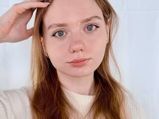 camslut fingering shaved pussy CreolaMarn