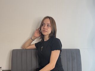 camwhore masturbating with dildo DevonaBranecki