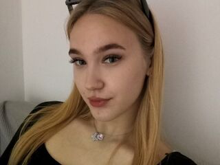 topless camgirl ElwineByfield