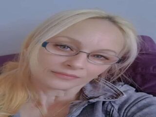 hot cam girl fingering shaved pussy LadyAzura
