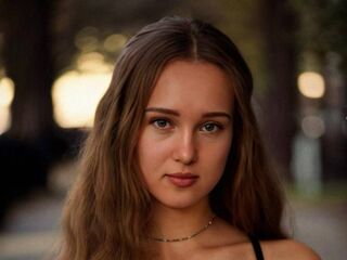 camgirl masturbating with dildo MabelleWahn