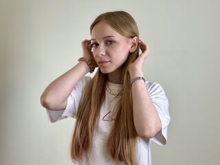 beautiful webcamgirl MaudBasil