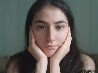 camgirl masturbating with dildo MaudEstey