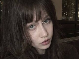 cam girl playing with vibrator NadeneBarios