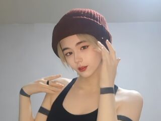 cam girl playing with dildo RoxannCobio