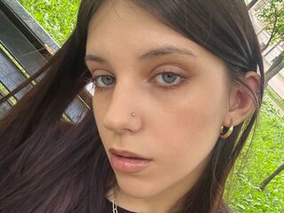 girl showing tits SaritaHowick