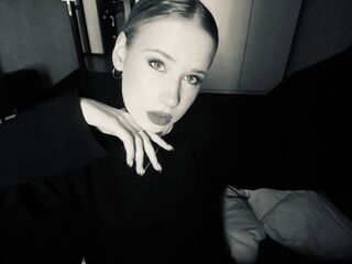 camgirl masturbating with dildo SherieMcwayne