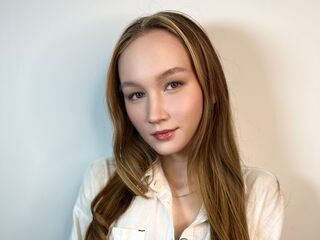 camgirl playing with vibrator SynneFell