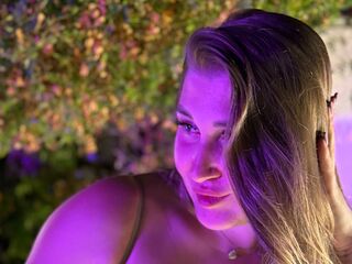 hot cam girl masturbating with vibrator TarahZullo
