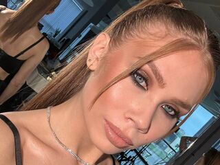 naughty camgirl fingering shaved pussy TawnyaCarwell